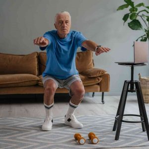 Personne âgée faisant des exercices, bas du corps